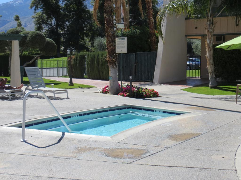 Travelodge By Wyndham Palm Springs Exterior photo